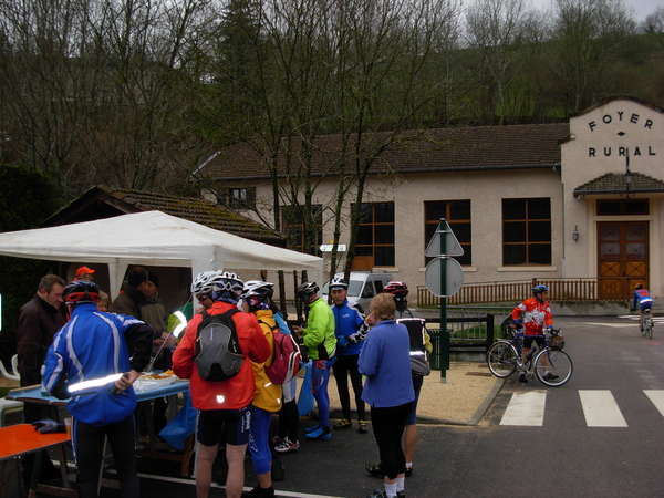 fichier 20080412_0854_001rando_coteaux_tullins_d154_route_la_forteresse_ravito1-0.jpg