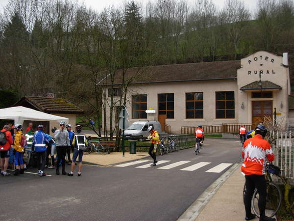 fichier 20080412_0854_002rando_coteaux_tullins_d154_route_la_forteresse_ravito1-0.jpg