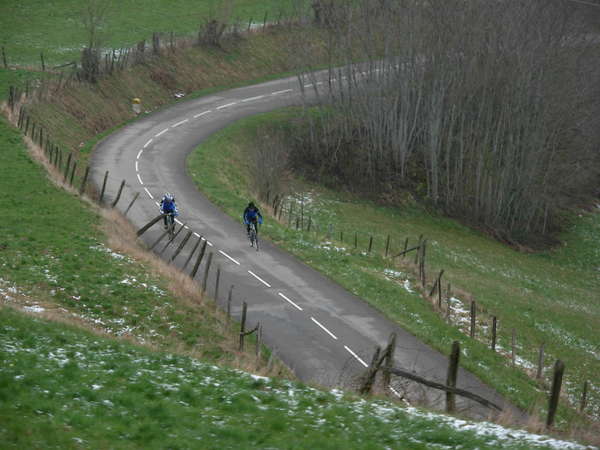 fichier 20080412_0916_002rando_coteaux_tullins_d154_route_cyclos_contrebas_neige-0.jpg