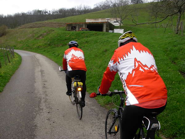 fichier 20080412_0929_rando_coteaux_tullins_cv_route_vers_la_brunerie-0.jpg