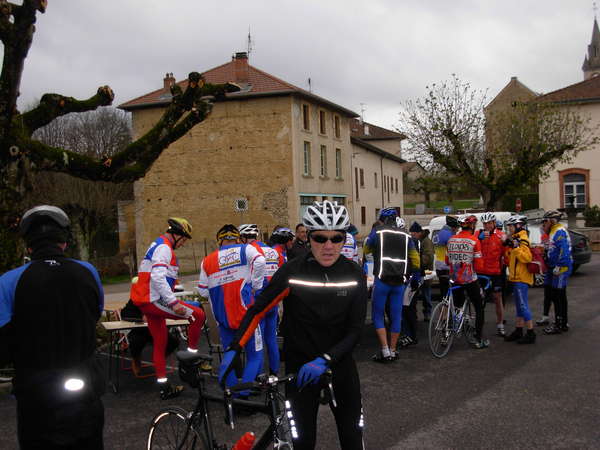fichier 20080412_1027_001rando_coteaux_tullins_d130b_route_saint_pierre_de_bressieux_ravito2_74k_1049m_46k-0.jpg