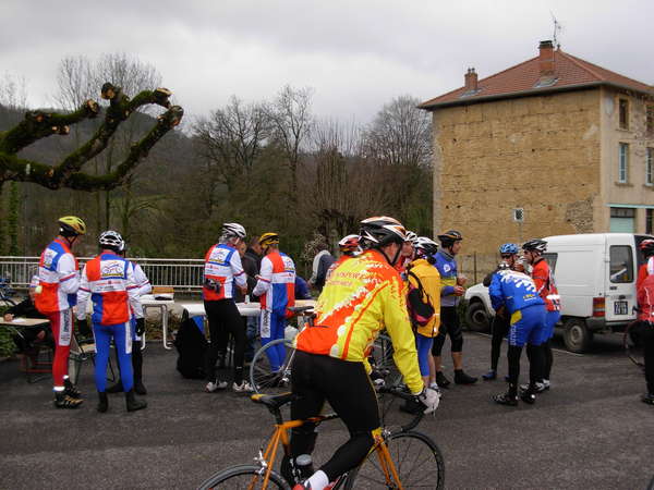 fichier 20080412_1027_003rando_coteaux_tullins_saint_pierre_de_bressieux_ravito2_74k_1049m_46k-0.jpg