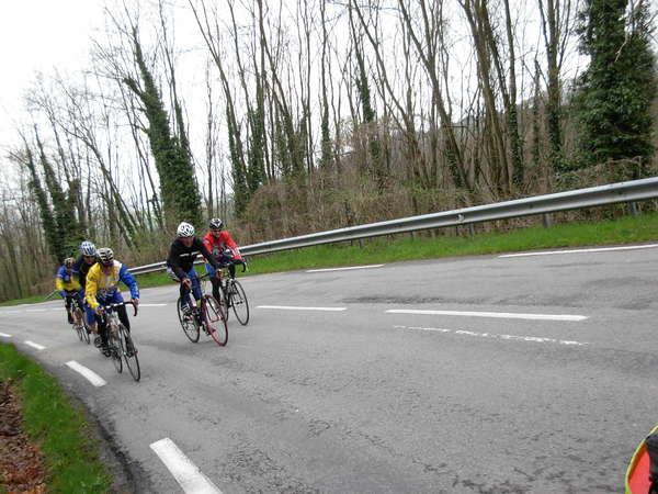 fichier 20080412_1046_rando_coteaux_tullins_d71_route_cyclos_caterpillar_derriere-0.jpg