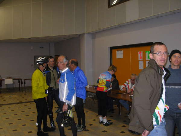 fichier 20080412_1426_001rando_coteaux_tullins_arrivee_pierre_cuvillier_isabelle-0.jpg