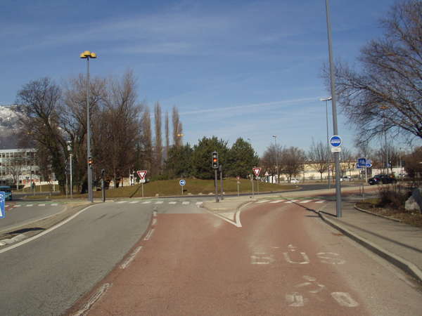 fichier 20091027_0612_002avenue_des_martyrs_rond_point-0.jpg
