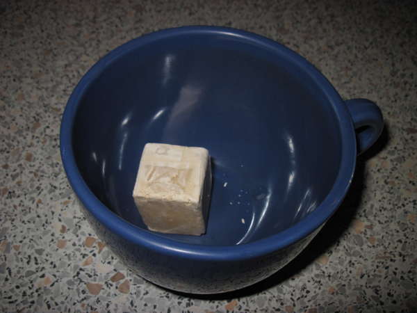 fichier 20101217_1930_recette_brioche_mettre_levure_dans_bol-0.jpg