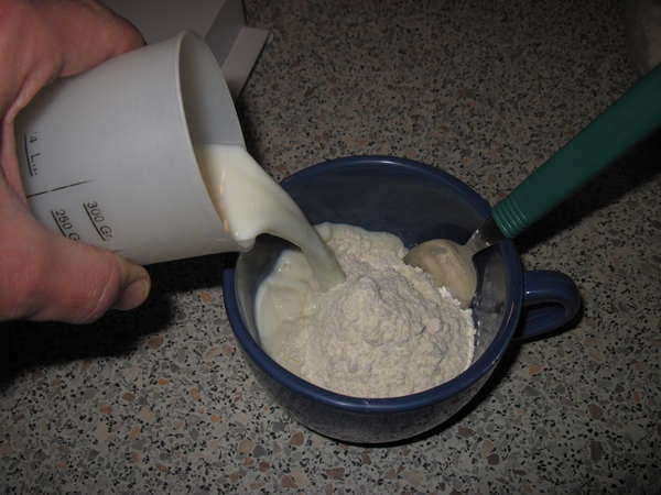 fichier 20101218_0822_002recette_brioche_inserer_lait_tiede_dans_levure_farine_pour_faire_levain-0.jpg