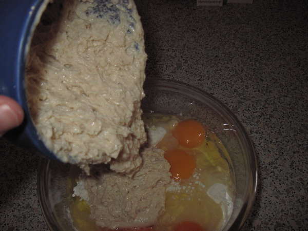 fichier 20101218_0916_003recette_brioche_verser_levain_dans_preparation-0.jpg