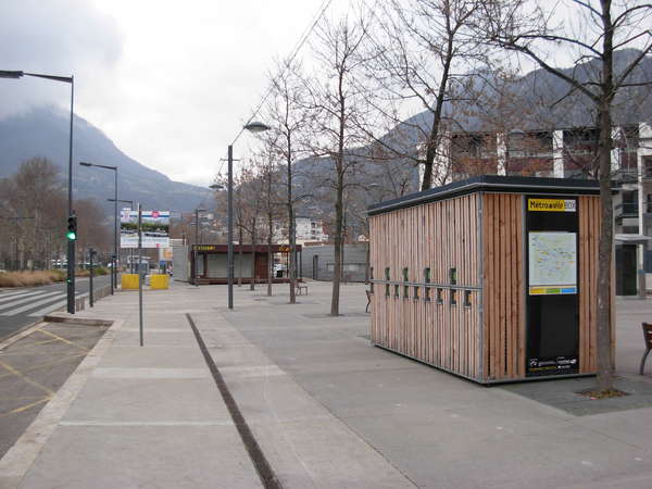 fichier 20101029_0630_001grenoble_place_sfax_devant_metrobox-0.jpg