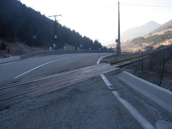 fichier 20110323_0809_002d1075_route_passage_niveau_dans_descente-0.jpg