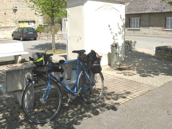fichier 20110409_1304_002d19_route_sault-brenaz_velo_toilettes_fontaine-0.jpg