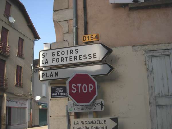 fichier 20110410_1841_d154_route_saint_etienne_de_saint_geoirs_panneau_vers_la_forteresse-0.jpg