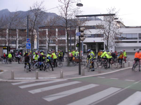 fichier 20120311_0706_002pc_route_place_de_sfax_randonneurs_depart-0.jpg