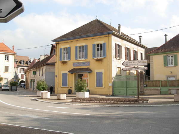 fichier 20111031_1151_001d51_route_la_tour_du_pin_suivre_autres_directions-0.jpg