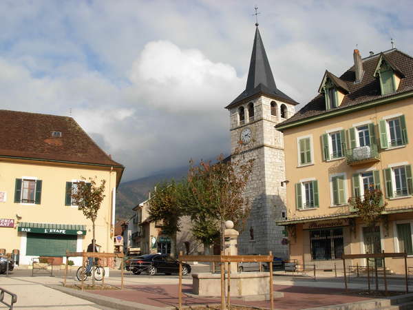 fichier 20111031_1418_003d916_route_novalaise_eglise_place_du_bourniau-0.jpg