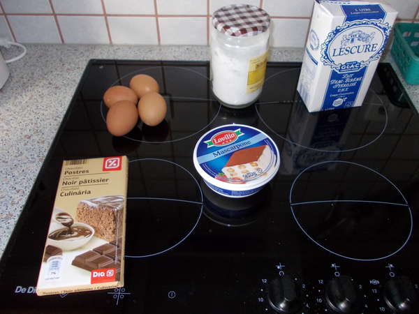 fichier 20120422_1814_001fondant_mascarponne_chocolat_ingredients_4_oeufs_70_sucre_glace_200_chocolat_lait_250_mascarponne-0.jpg