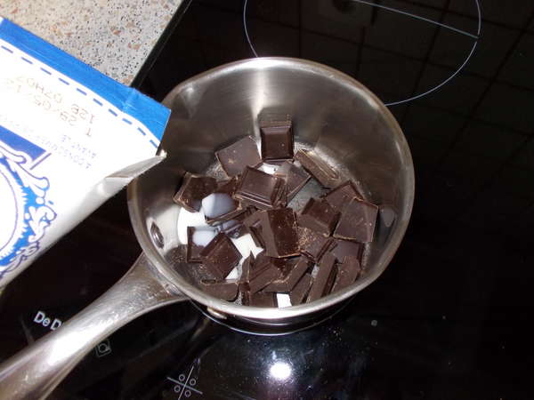 fichier 20120422_1822_003fondant_mascarponne_chocolat_chocolat_dans_casserole_avec_lait-0.jpg