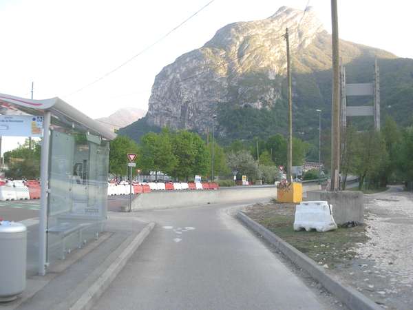 fichier 20110409_0815_001avenue_des_martyrs_debut_piste_cyclable-0.jpg