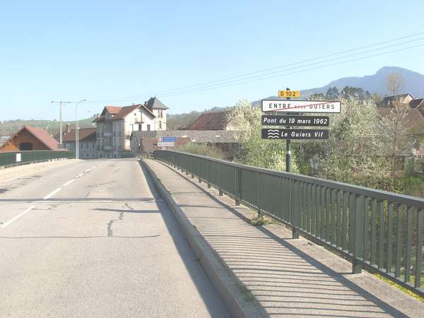 fichier 20110409_1008_001d102c_route_entre_deux_guiers_panneau_pont_sur_le_guiers-0.jpg