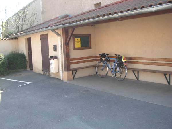 fichier 20110409_1553_001d17_route_chaneins_abri_toilettes_eau_velo-0.jpg