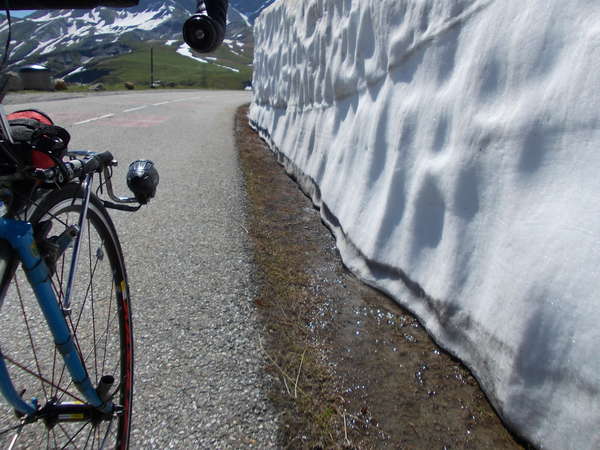 fichier 20120616_1101_002d213_route_vue_devant_velo_murs_de_neige-0.jpg