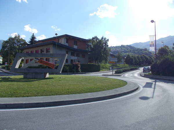 fichier 20120616_1808_005d926_route_saint_jean_de_maurienne_rond_point_opinel-0.jpg
