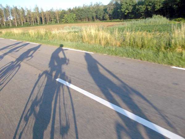 fichier 20120623_0651_002d925_route_ombre_randonneurs-0.jpg