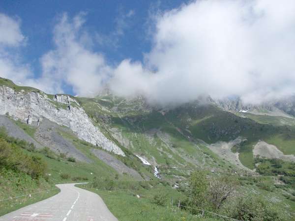 fichier 20120623_1033_d213_route_vue_vers_grand_pic_de_la_lauziere_dans_les_nuages-0.jpg
