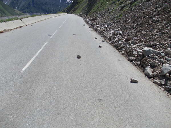 fichier 20120602_1615_001d526_route_pierres-0.jpg