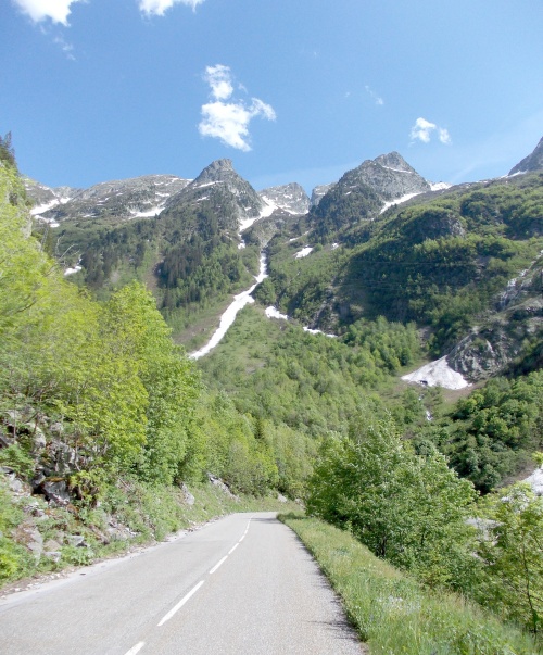 image 20120602_1635_002d526_route_defile_maupas_vue_montagne_pano05-g.jpg