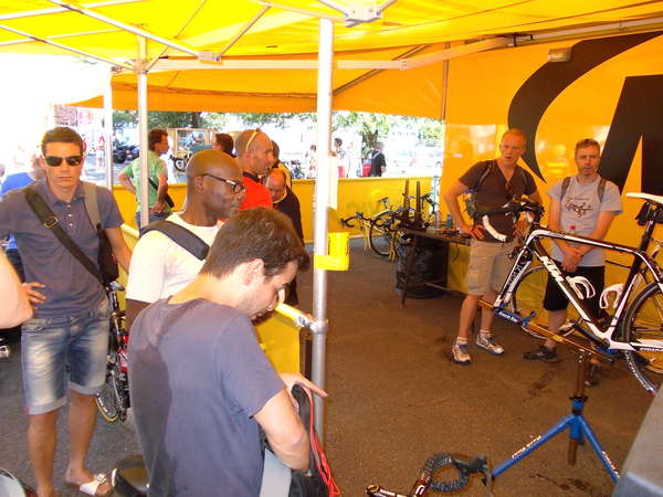 fichier 20120707_1811_preparatif_albertville_stand_mavic-0.jpg