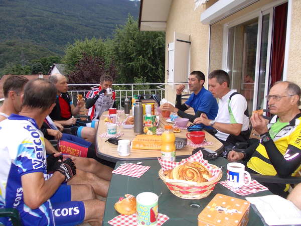 fichier 20120721_0754_d990_route_pause_henri_morandini_bernard_martin-collomb_matthieu_verstraete_dominique_thomas_colin_papet_pierre_chocque_bernard_roussel-0.jpg