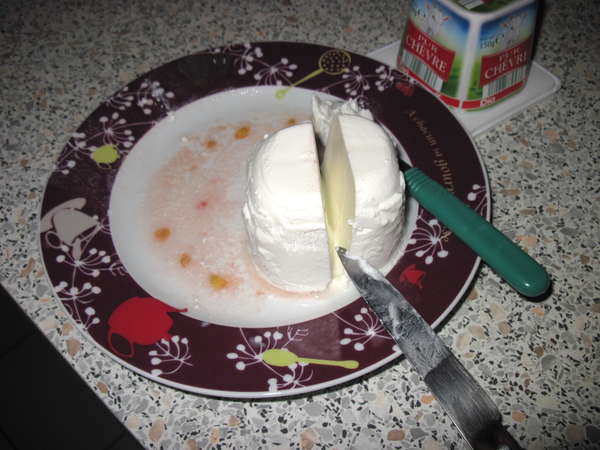 fichier 20120901_1914_004quiche_saumon_chevre_tomate_couper_chevre_deux-0.jpg