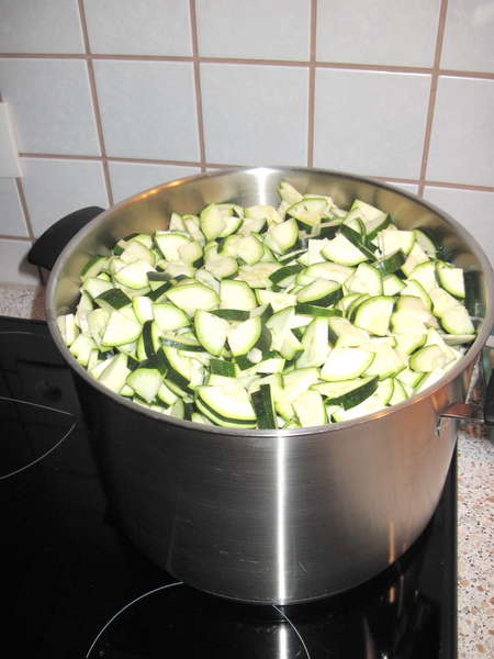 fichier 20130327_2014_001soupe_courgettes_celeri_fenouil_decouper_les_courgettes_en_des-0.jpg