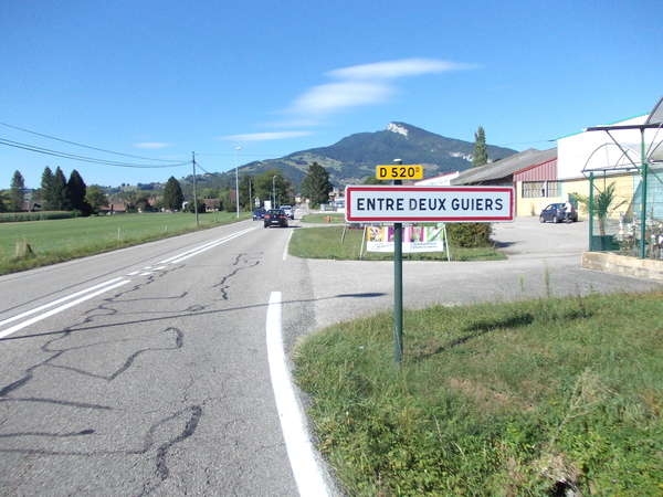 fichier 20120814_1700_002d520d_route_entre_deux_guiers_panneau-0.jpg