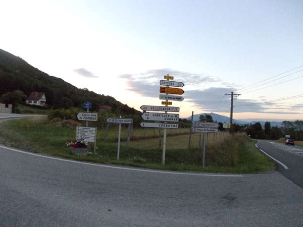 fichier 20120814_2042_001d991_route_prendre_gauche_panneau-0.jpg