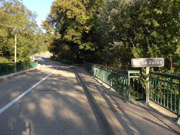 fichier 20120815_0812_d936_route_pont_sur_le_suran_panneau-0.jpg