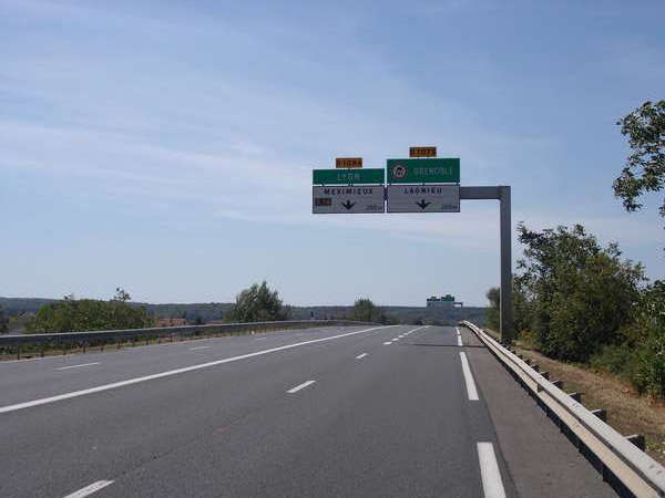 fichier 20120815_1224_d1075_route_panneau_direction_lagnieu-0.jpg