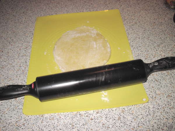 fichier 20131013_1505_recette_tarte_tomme_de_savoie_pate_brisee_etaler_avec_rouleau-0.jpg