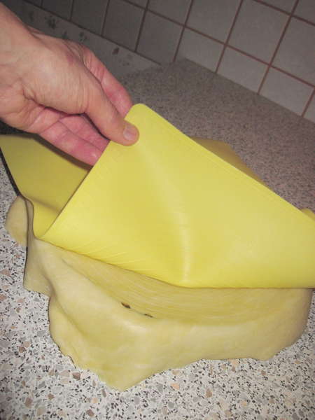 fichier 20131013_1508_003recette_tarte_tomme_de_savoie_pate_brisee_enlever_tissu_plastique-0.jpg