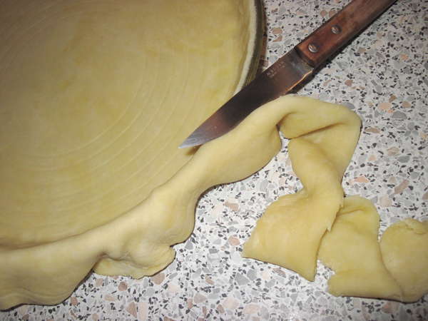 fichier 20131013_1510_003recette_tarte_tomme_de_savoie_pate_brisee_decouper_sur_les_bords-0.jpg