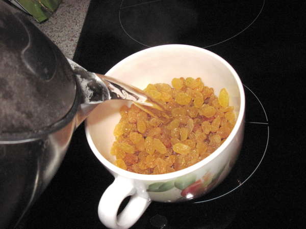 fichier 20131226_1949_001recette_pain_epices_raisins_blonds_verser_eau_chaude-0.jpg