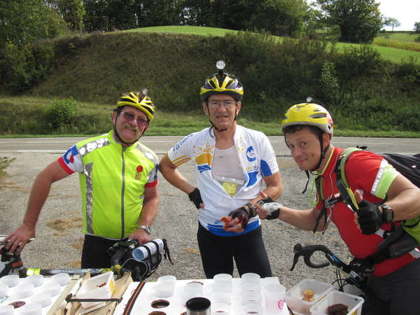 fichier 102_20140920_1132_brm_200k_d520_route_col_de_rossatiere_controle_jackie_cibrario_alain_berrux_frederic_benoist-0.jpg