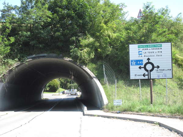 fichier 20140922_1156_002d51_route_la_tour_du_pin_a_droite-0.jpg