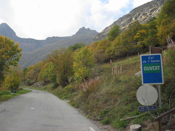 fichier 20141004_1646_d902_route_debut_montee_panneau_col_iseran_ouvert-0.jpg