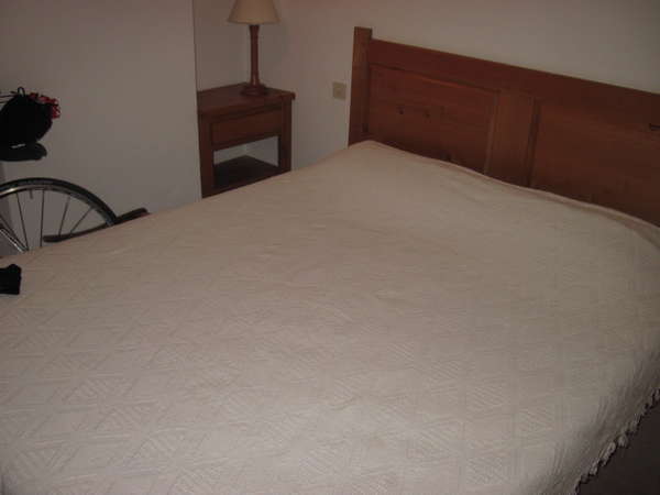 fichier 20150517_0132_002d578_route_les_plantades_hotel_lit-0.jpg