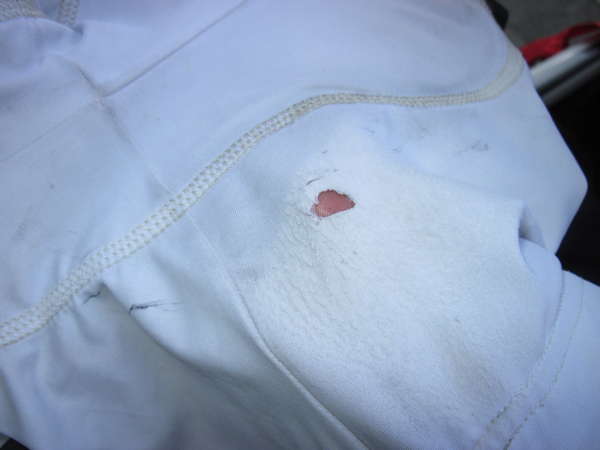 fichier 20150531_0546_009brm_600k_arrivee_grenoble_karine_malle-urvoy_cuissard_dechire-0.jpg