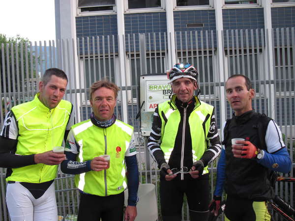 fichier 20150531_0546_019brm_600k_arrivee_grenoble_fabien_roulleau_pascal_bride_erwan_pouliquen_bruno_saulet-0.jpg