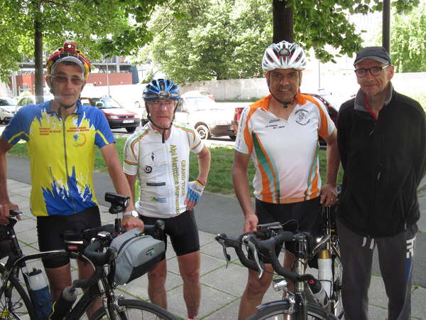 fichier 20150531_0546_043brm_600k_arrivee_grenoble_jean-pierre_giraudier_maurice_rouchon_pascal_bride_raymond_salomon-0.jpg