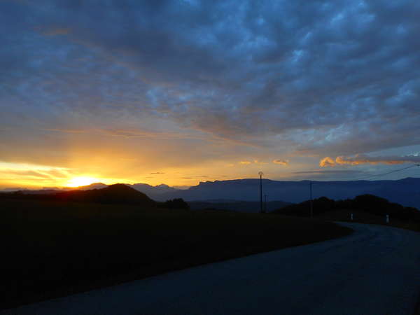 fichier 1000_20130506_0628_001d155_route_lever_soleil_proximite_col_de_la_faita-0.jpg